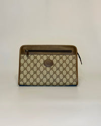 The iconic GG canvas pattern and leather trim come together in a calm, classic design that never goes out of style.