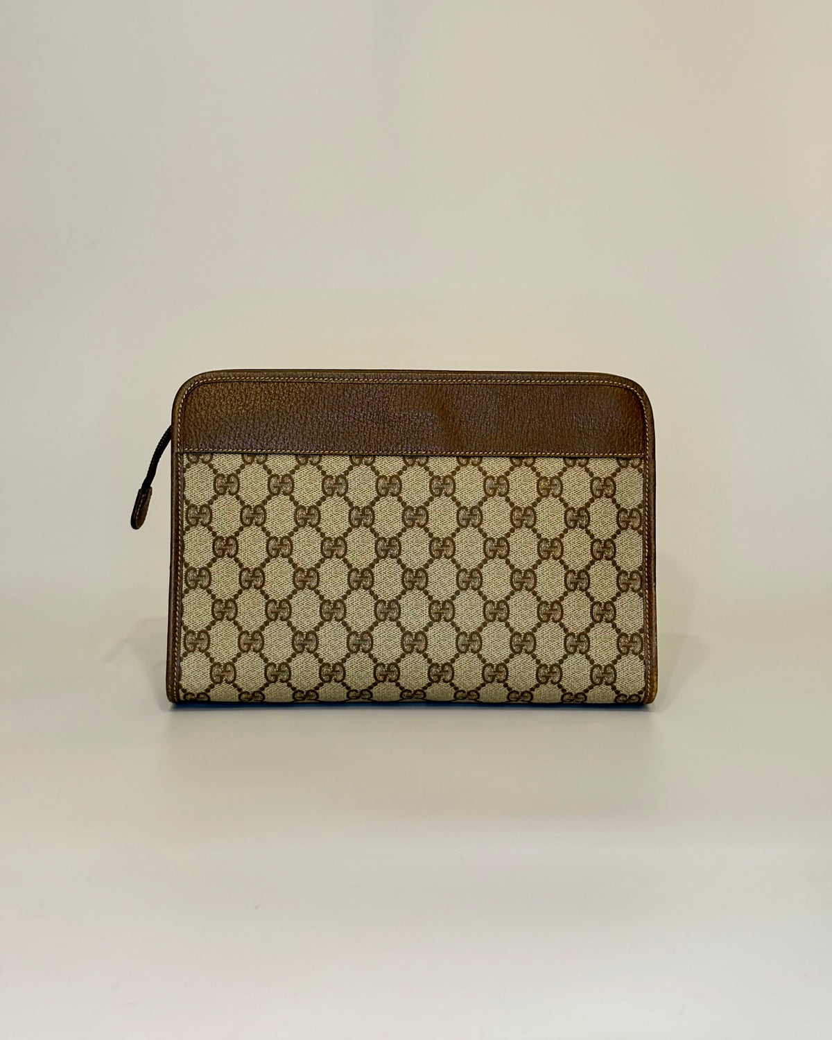 The back features a practical zip pocket for easy access to small essentials, blending functionality with timeless Gucci design.