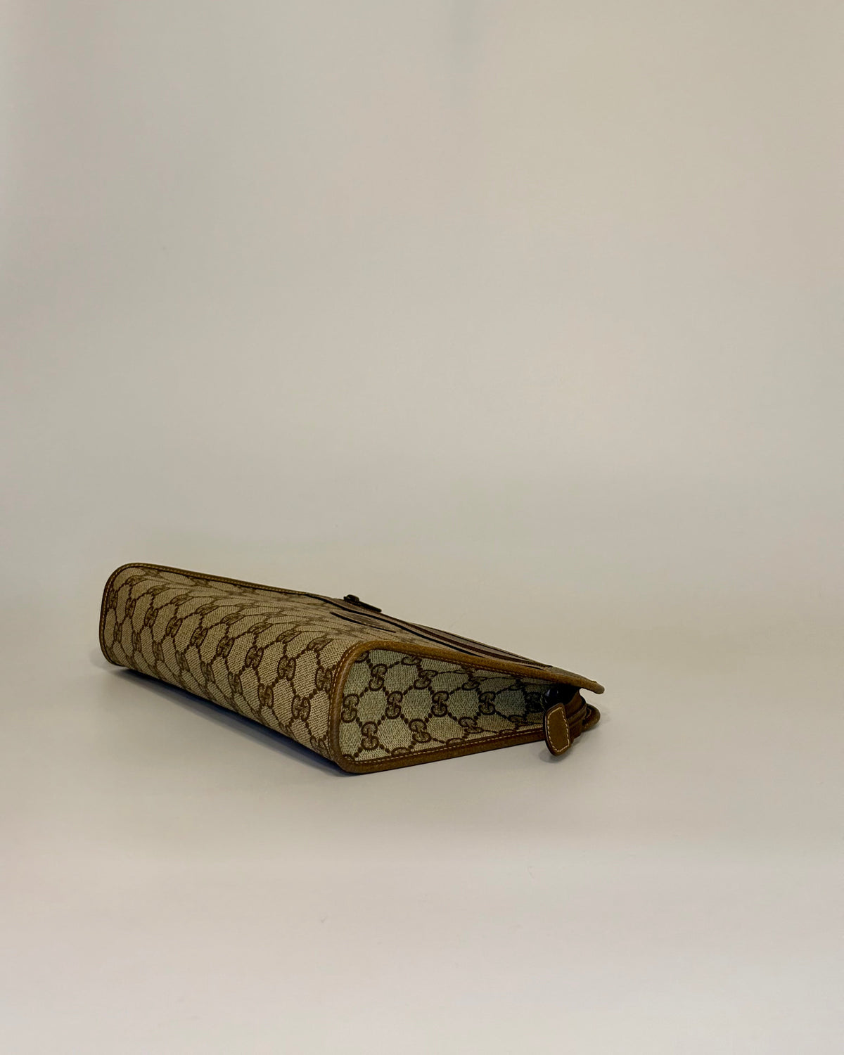 A slim and easy silhouette that makes this pouch perfect for everyday use, travel or as a minimalist clutch.