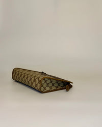 A slim and easy silhouette that makes this pouch perfect for everyday use, travel or as a minimalist clutch.